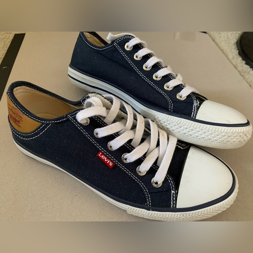 Levis canvas sneakers size 8